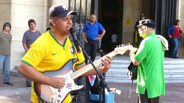 Un musicien de rue fait une reprise de Sultans Of Swing au Brésil