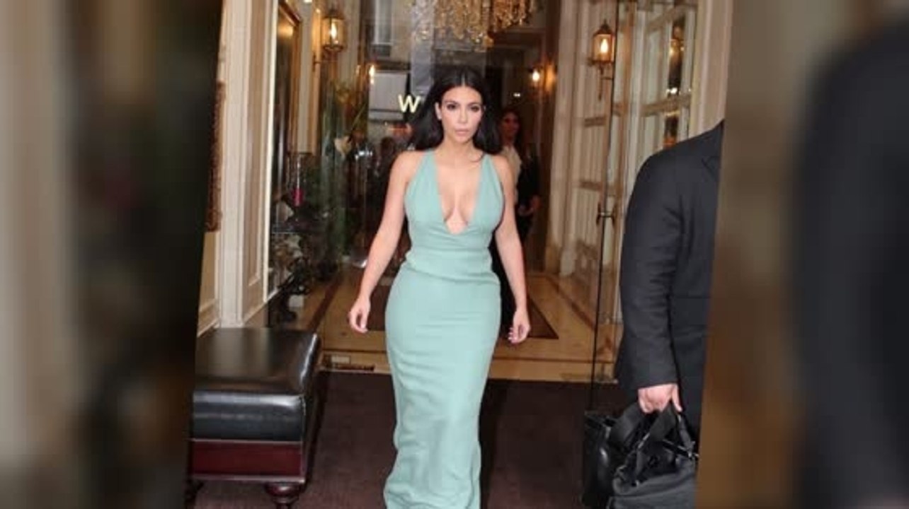 Kim Kardashian ohne BH bei der Pariser Modewoche