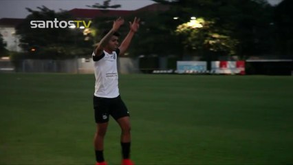 Gabigolaço! Gabriel marca de letra em treino e propõe desafio
