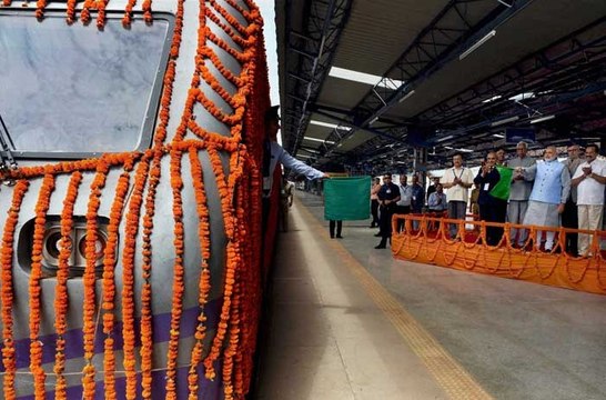 Live Video of Narendra Modi flags off 'Mata Vaishno Devi' train from Katra in Jammu and Kashmir