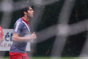 Garçom! Kaká distribui assistências em seu primeiro treino com bola