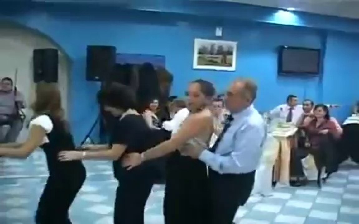 Bütün Mahalleli Tren Yapmış En Arkadaki Dede Kendini İyice Kaptırmış