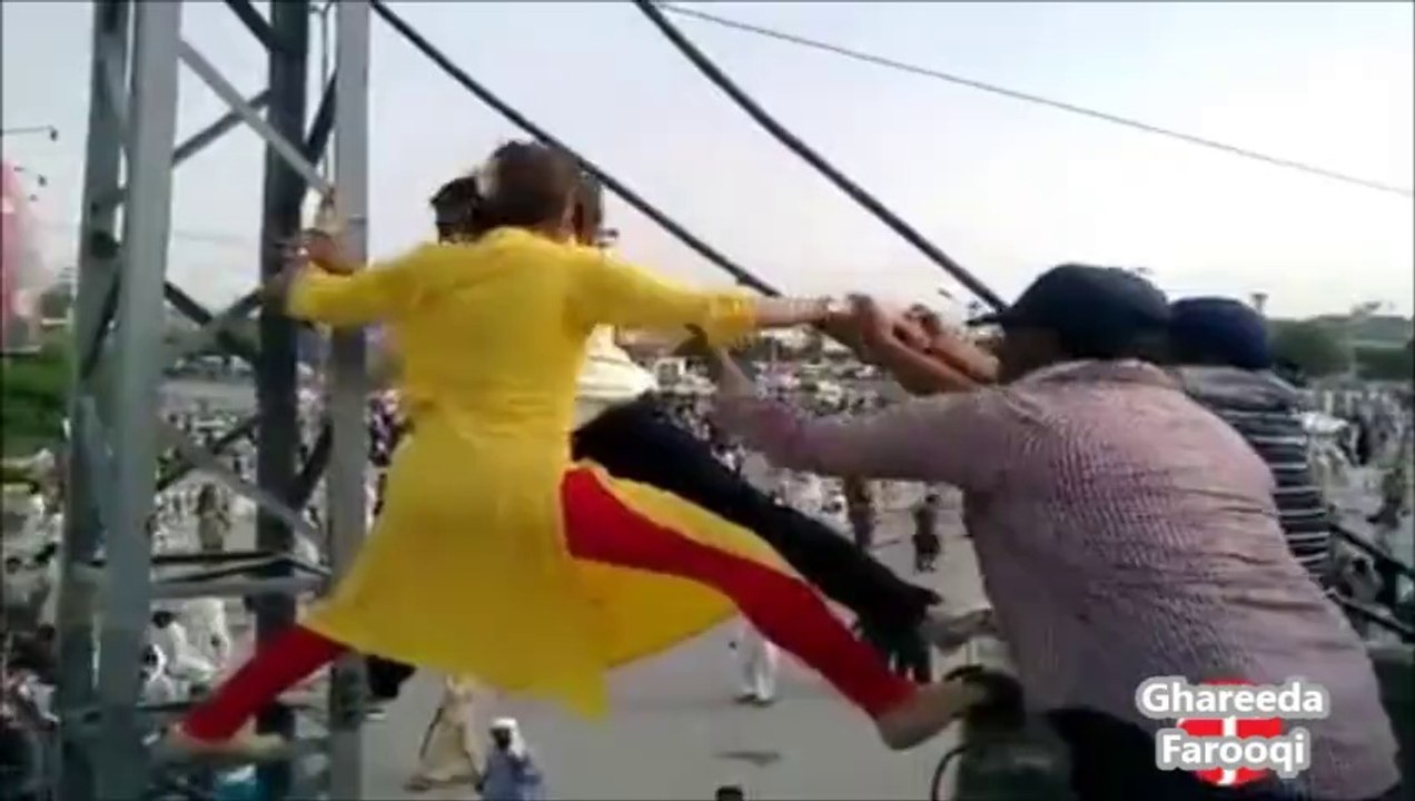 Ghareeda Farooqi Pakistani Anchor Climbing on Pole