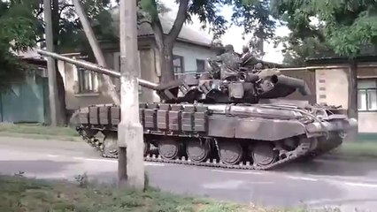 Т-64 с Российским флагом гуляет по улицам Луганска. ул. Коминтерна 22.06.2014