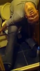 Ivre, il est dans une drôle de position aux toilettes