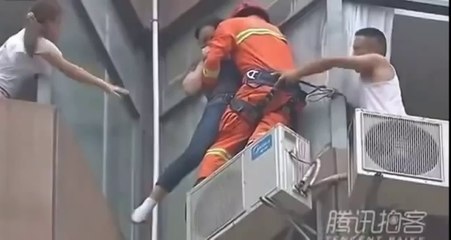 Un pompier sauve une suicidaire en Chine
