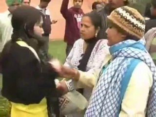 Valentine Day Par Ladki Ki Pitayi - Girls Beaten on Valentine Day