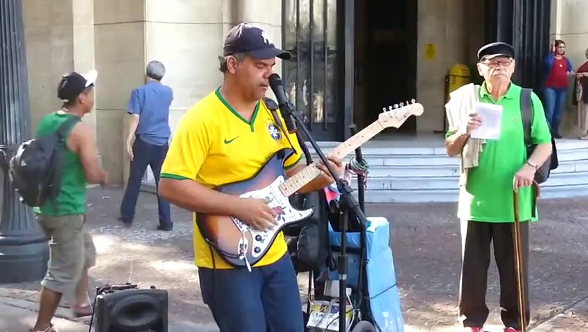 Artiste de rue surdoué : reprise de Dire Straits en guitare voix! - Vidéo  Dailymotion