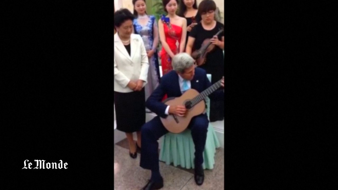 En Chine, la démonstration de guitare improvisée de John Kerry