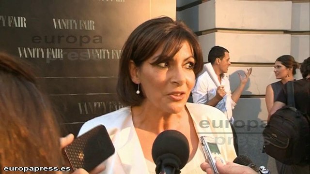 Anne Hidalgo muy contenta con el premio de Vanity Fair