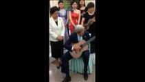 John Kerry s'illustre à la guitare pendant une visite d'Etat en Chine
