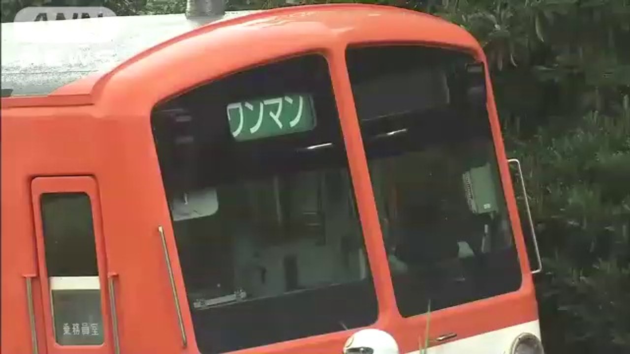 踏切事故　車には男女が　救助活動つづく現場から