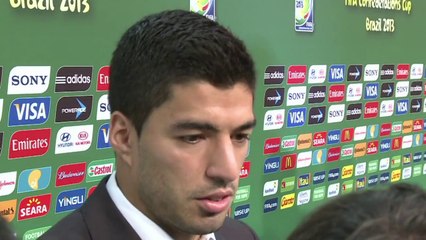 Barcelona anuncia contratação de Suárez