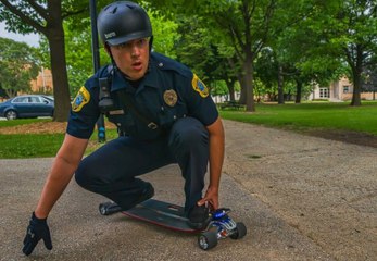 USA : Des policiers en skateboard - ZAPPING ACTU HEBDO DU 12/07/2014