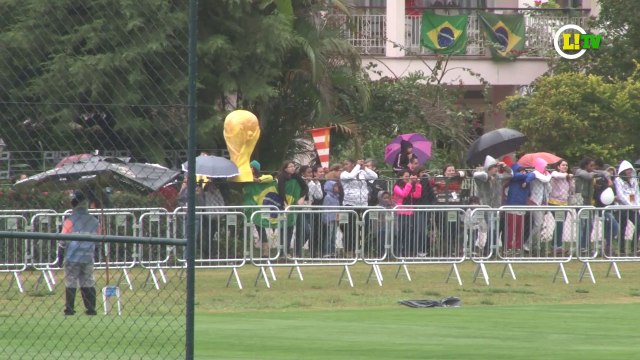 Torcida faz Seleção Brasileira treinar ao lado de taça da Copa