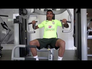 Parte da equipe treina forte na academia nesta quarta