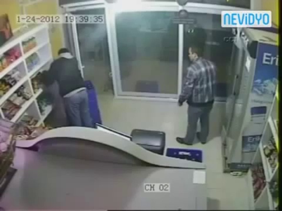 Dükkana Giren Fareye Tekme attı