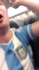 Download Video: Des Supporters argentins en avion deviennent fou au moment de la victoire de l'équipe!