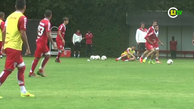 Só rindo! Jogadores escorregam em gramado molhado no CT do São Paulo