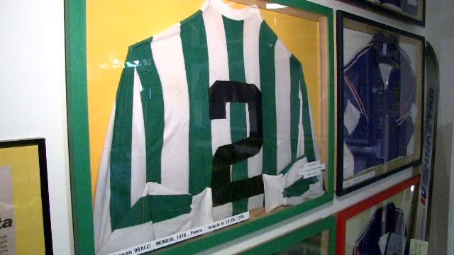 Louis Nicollin présente : le maillot vert et blanc des Bleus