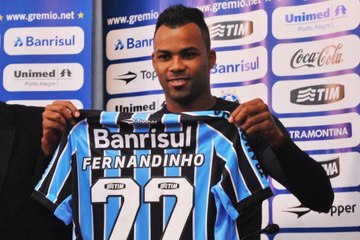 Com fome de títulos, Fernandinho é apresentado no Grêmio