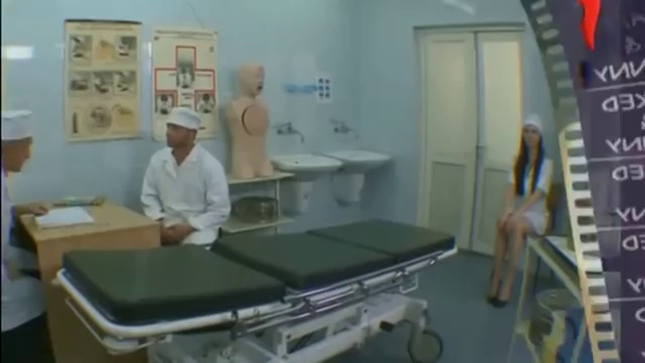 ▶ Naked and Funny. Exam in first aid