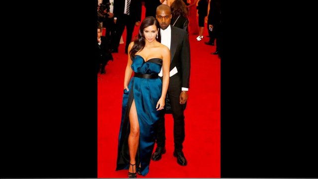 Oups ! La robe de Kim Kardashian est un peu trop ouverte !