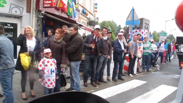 Tour de France : la traversée de Bapaume de la caravane publicitaire
