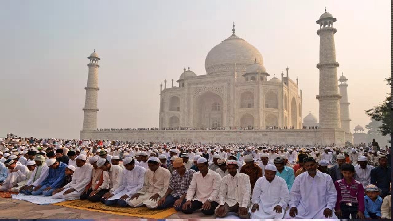 پھر اس کے بعد نماز ھے۔ 5 وقت الله تعالی نے فرض فرماﺋﯽ
