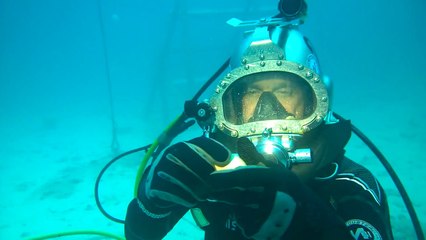 Diver breaking an egg underwater! Cool experiment...