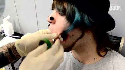 Piercing et stretching de fou : Des troue  3,6cm dans les joues...