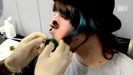 Giant holes in the mouth : extreme piercing!