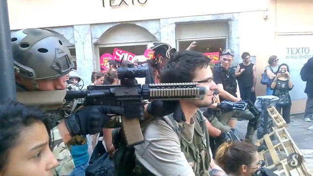 Zombie Walk de dingue en france. Cosplay de fou, tueurs de zombies, prise de tramway!