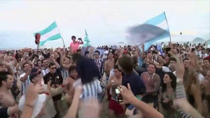Mondial: les supporters Argentins déferlent à Copacabana