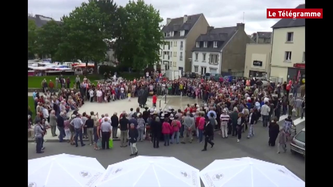 Carhaix. Les statues des soeurs Goadec inaugurées