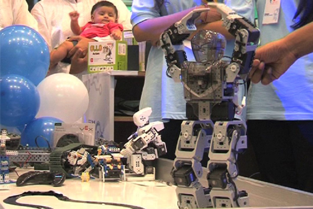 Dunya News - Pakistani robot beats even Michael Jackson at Break Dance steps