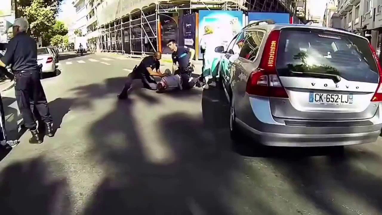Un homme sort une arme devant la police...