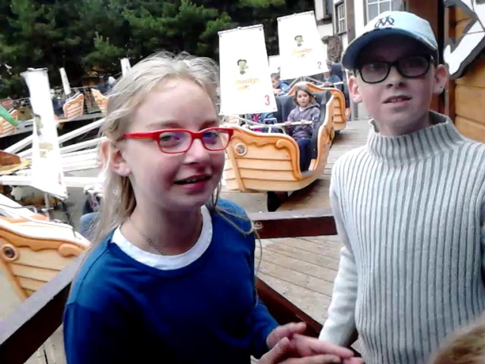 AVANT DE MONTER AU MANÈGE MOI JE FAIT UN CALIN