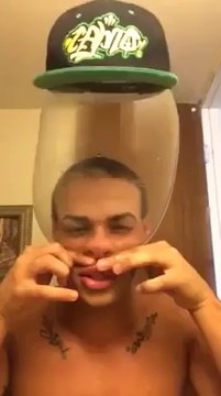 Bu adam ne yapıyor dersiniz? Bu nedir böyle?