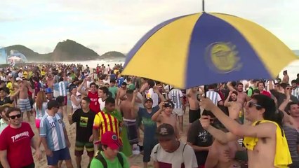 Mondial: une marée de supporters argentins à Copacabana