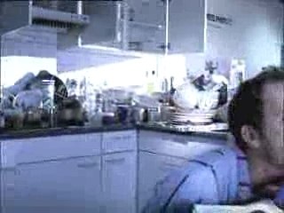 Homme seul a la maison