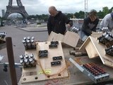 14 juillet: derniers préparatifs au pied de la Tour Eiffel - 13/07