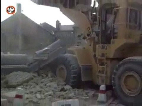 Prisoner escaping from jail using a bulldozer to destroy a wall! Insane...