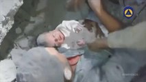 Il sauve un bébé recouvert de poussière 16 heures après un bombardement