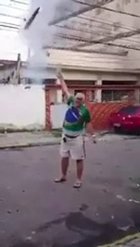 Un papi fait le débile avec des feux d'artifices... Et FAIL dans sa face!