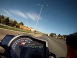 Slalomer en moto entre les voiture à plus de de 300 km/h