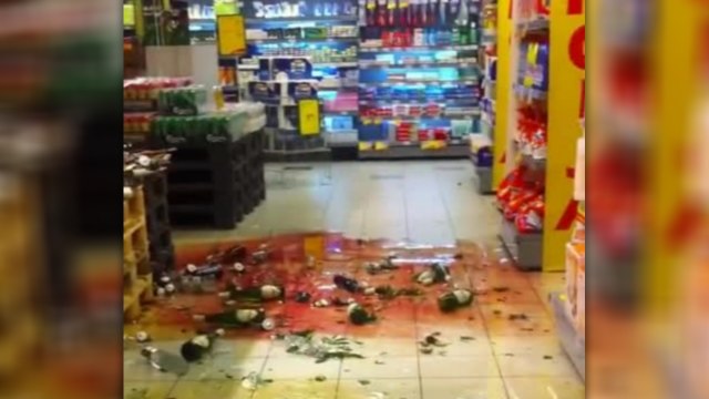 Un homme pète un câble et casse tout dans un magasin