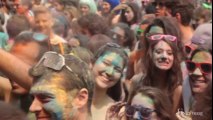 In migliaia a Milano per il primo Holi festival, la festa dei colori