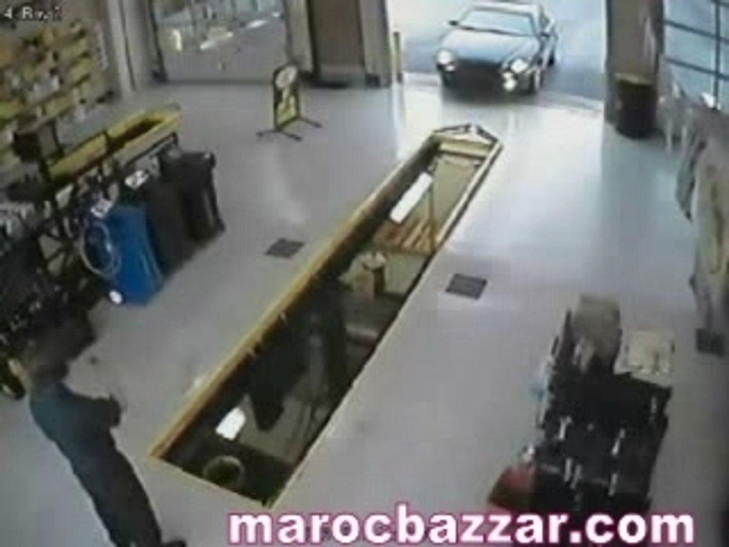 ⁣Accident garage
