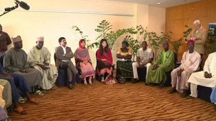 Video herunterladen: Malala meets relatives of kidnapped Nigerian schoolgirls